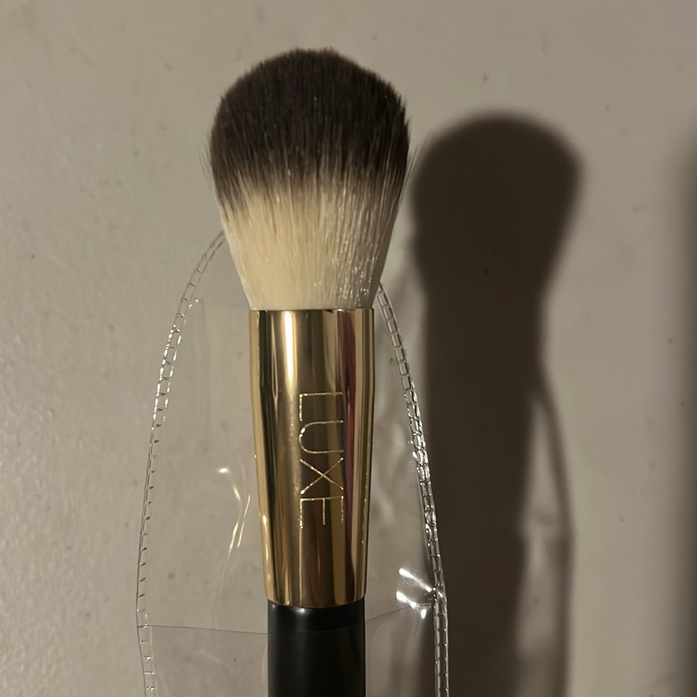🖌️ New! Premium Brand Tapered Face Powder Brush - Picture 3 of 4